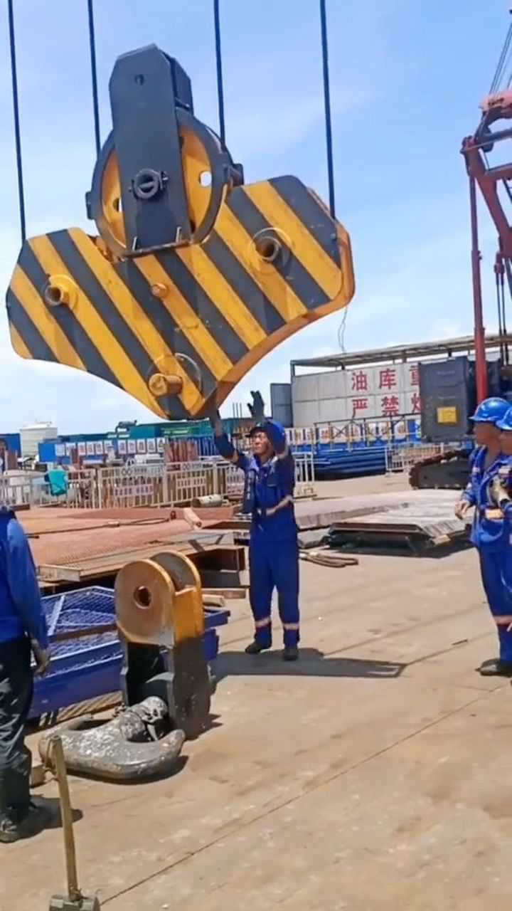 这么大的一座塔吊,为什么钩子这么小呢