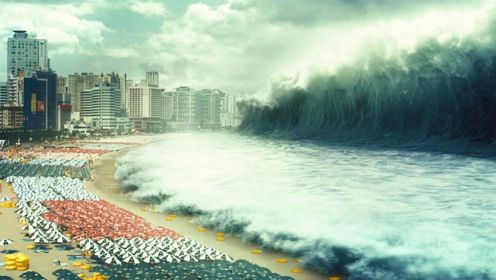 人们正在海滩上游玩，突然百米高的海啸袭来，无数人都被淹死了