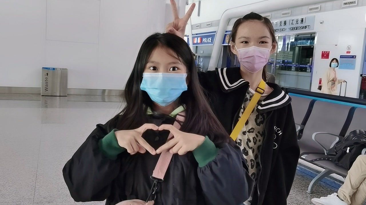 小艾第一次见小娜子妈妈就行大礼,太搞笑了,一起坐飞机去三亚