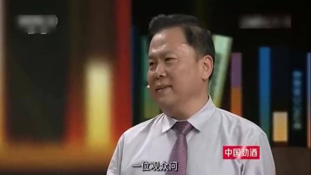 撒贝宁提问歼15总设计师孙聪: 有多少位设计师参与了歼15?