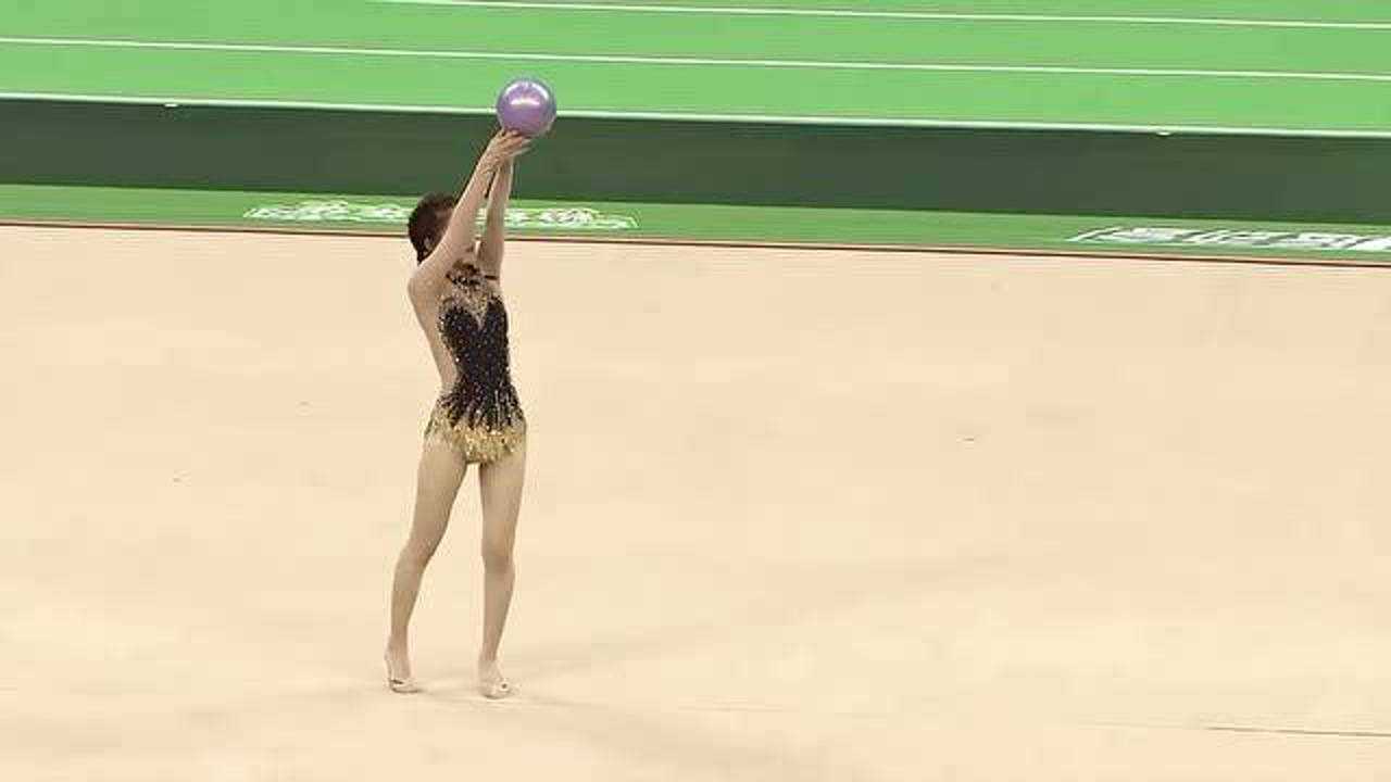 赵露思是宝藏女孩,在超新星运动会上表演艺术体操,展现不为人知的一面