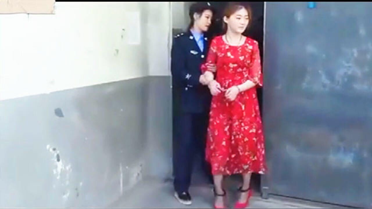 监狱内3名女囚请求不戴脚镣，女警：当坏人就得戴脚镣，不然怎么分得出坏人_腾讯视频