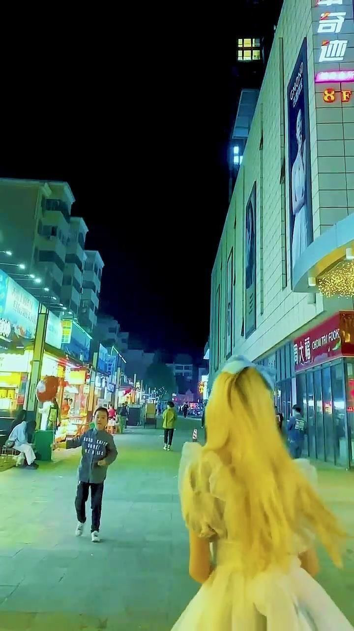 我要上街了,看好你们的男朋友,小心他跟着我跑lou!