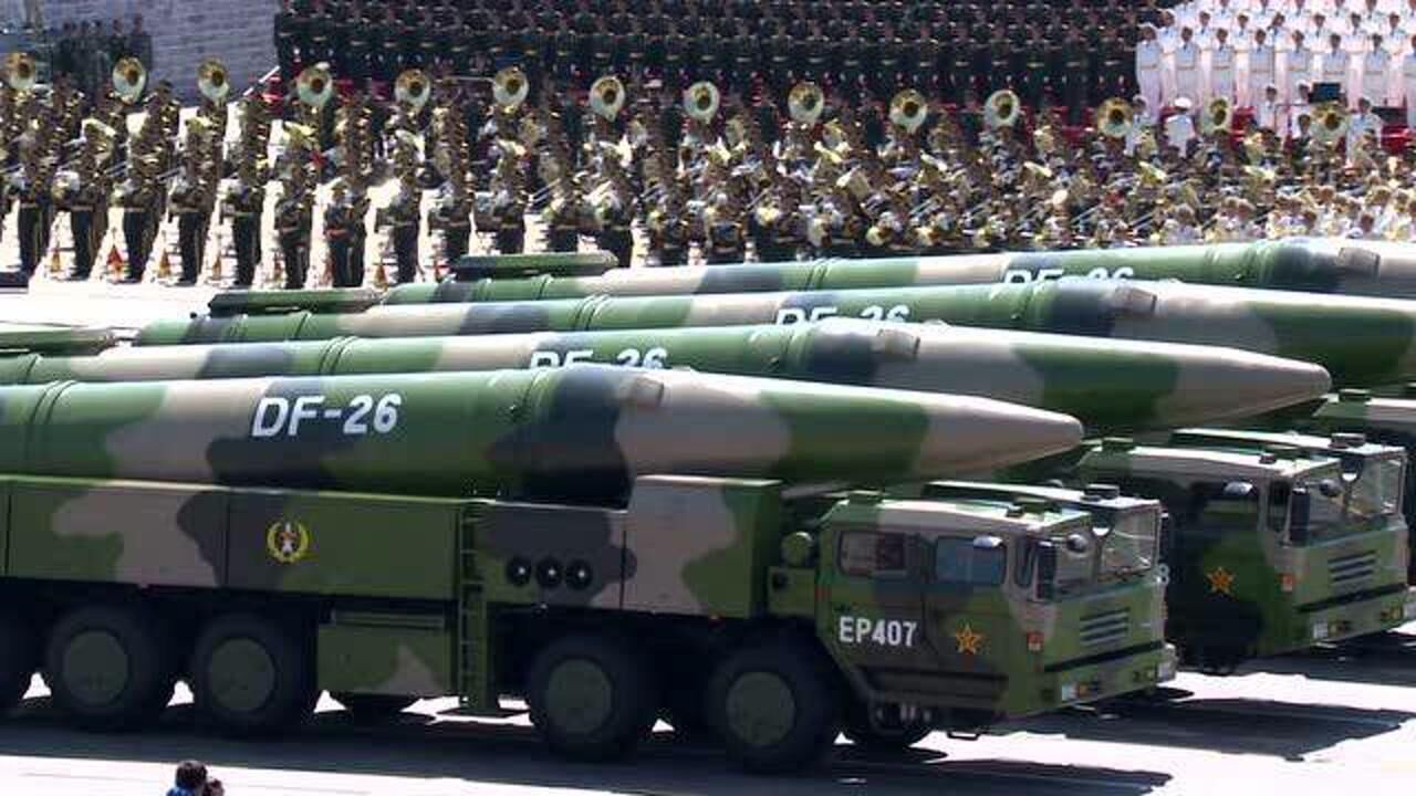 阅兵仪式上东风系列导弹看的让人热血沸腾欢呼不断