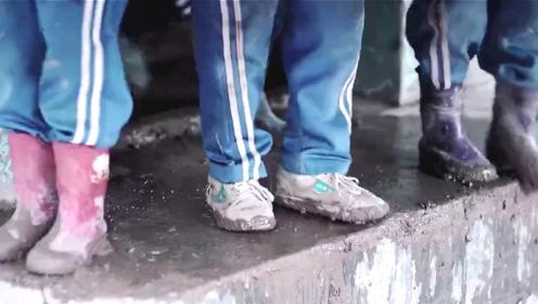 国产片：男孩买不起雨靴，雨天只能穿破布鞋上学，结果被全班排挤