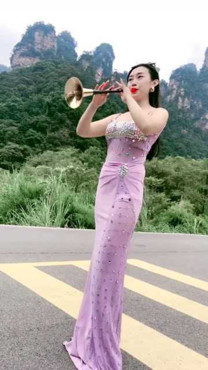 美女唢呐独奏人在旅途回味无穷