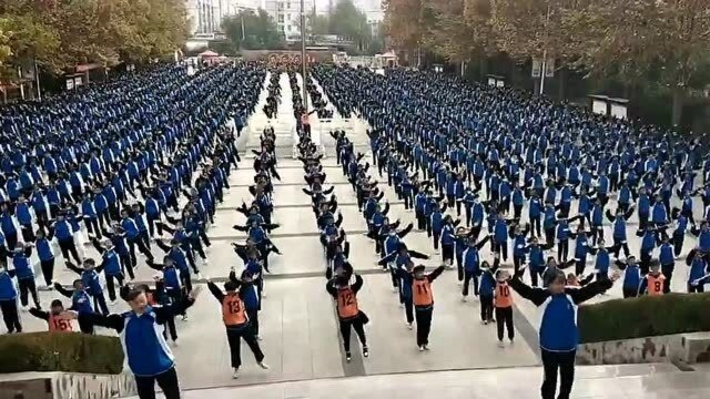 火遍全国的课间操《笑起来真好看》,河南临颍一中学也跳起来了