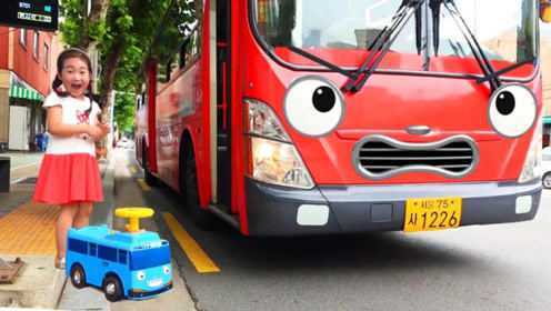 韩国小萝莉宝蓝乘坐超大超可爱的巴士公交车上去都舍不得下来