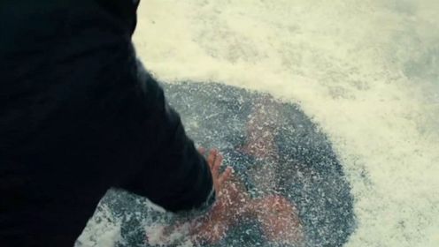 [图]父子俩冰面上漂移，玩出险情，五岁儿子掉入冰窟窿，太揪心！