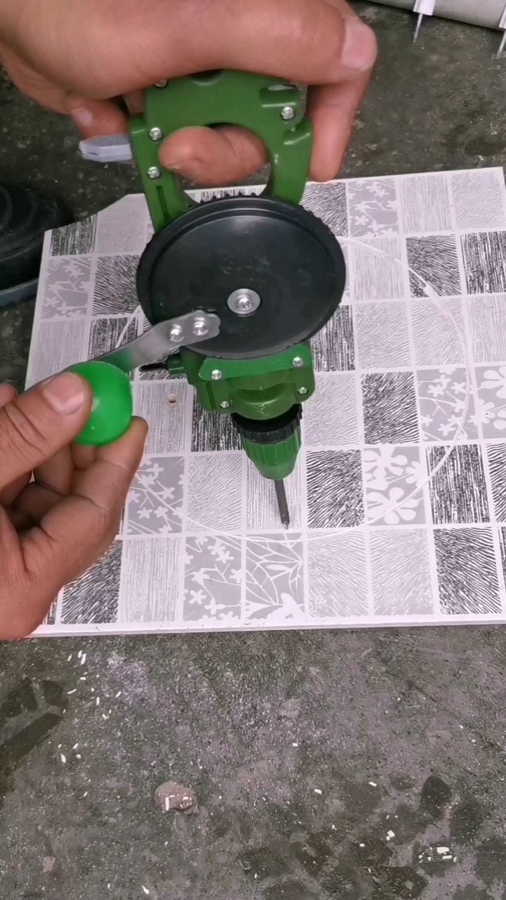 瓷砖上钉钉子固定东西先用瓷砖开孔器打孔,打好孔后再固定东西钉钉子