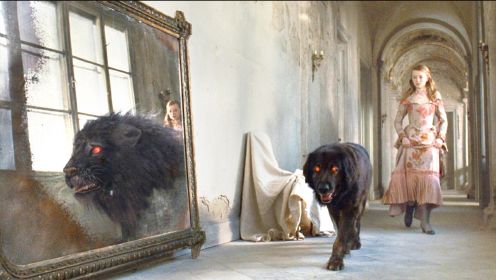 女孩发现一只诡异的黑狗，它路过镜子时，竟然变成了一头大黑狮！