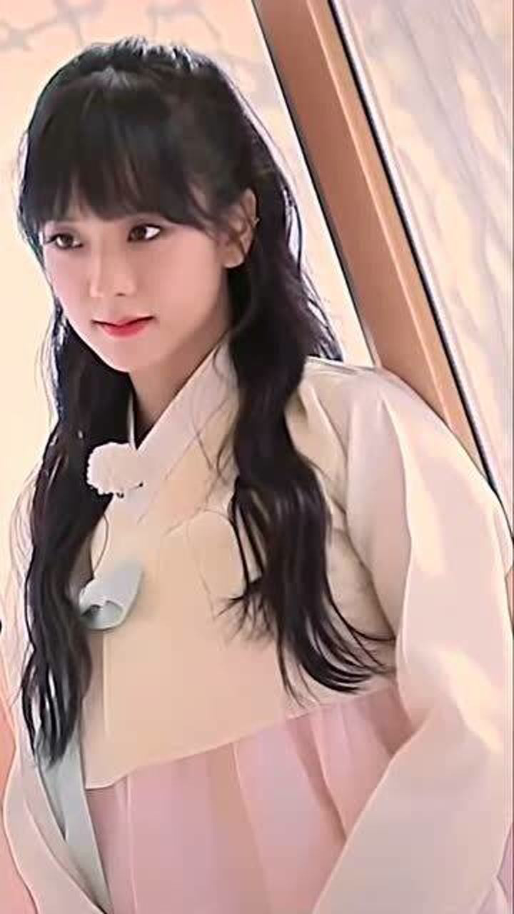 人间四月芳菲不尽jisoo穿韩服美到犯规是初恋的感觉
