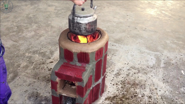用红砖制作一个炉子里面涂抹上黄泥使用起来效果非常棒