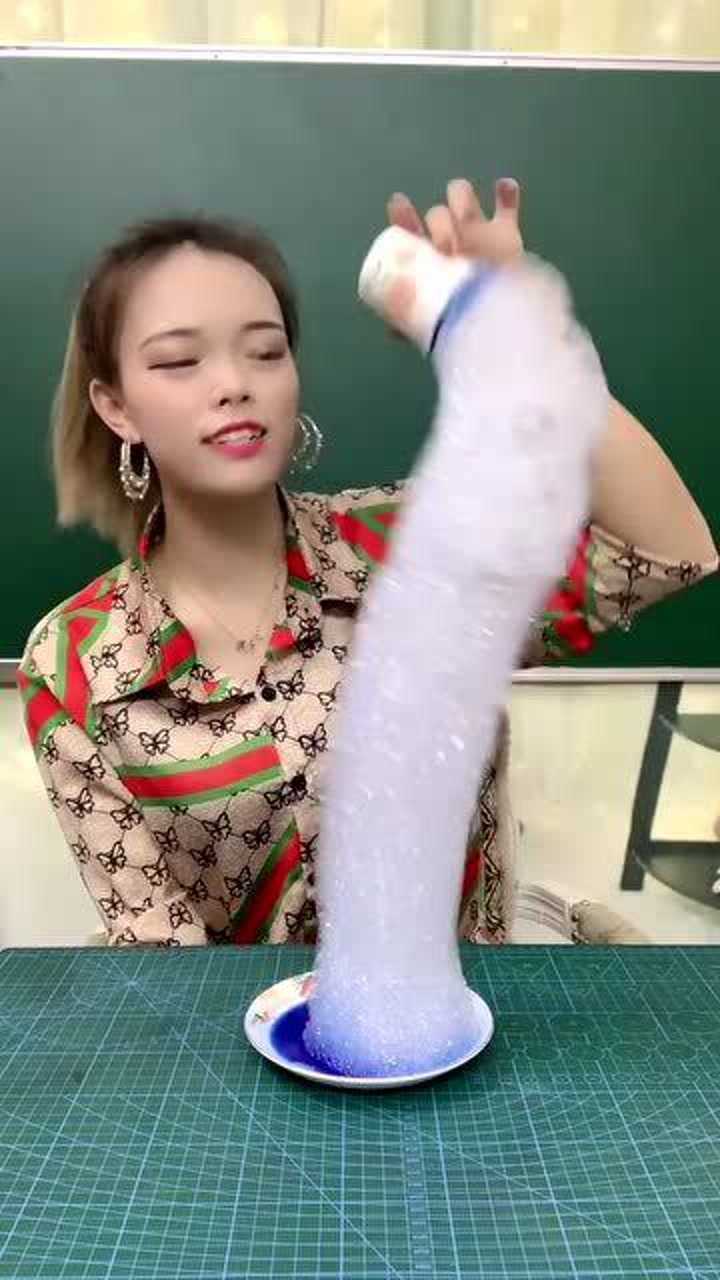 厉害的妹子用一次性纸杯就能做出不一样的吹泡泡神器