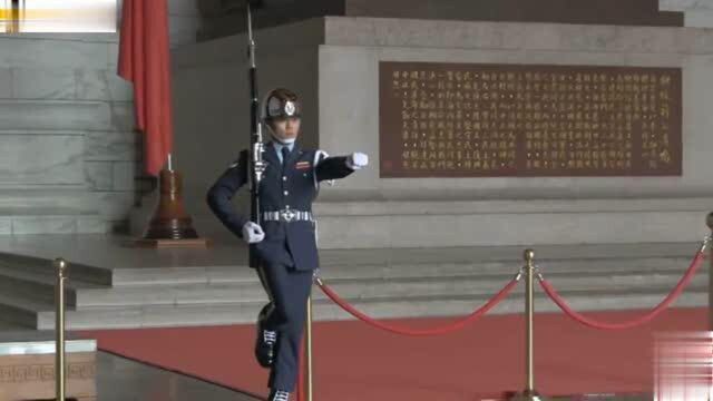 台湾节目:台湾仪仗兵交接仪式,姿势很帅鞋很响,但这不锈钢脸盆帽抢戏了!