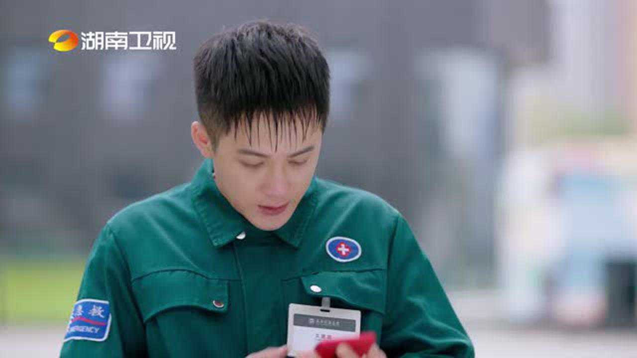 关震雷终于长大了上了四天班开救护车救了17条人命爱的厘米