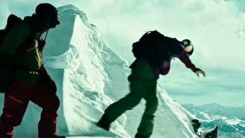 惊险刺激的冒险片，外国男子为了追求极限，徒手攀爬千米的悬崖