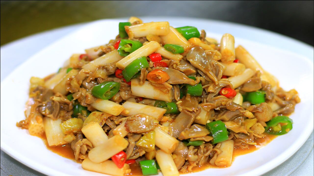 湖北人最爱吃的"藕带炒鸡杂",看大厨如何做,酸辣开胃又解馋_腾讯视频
