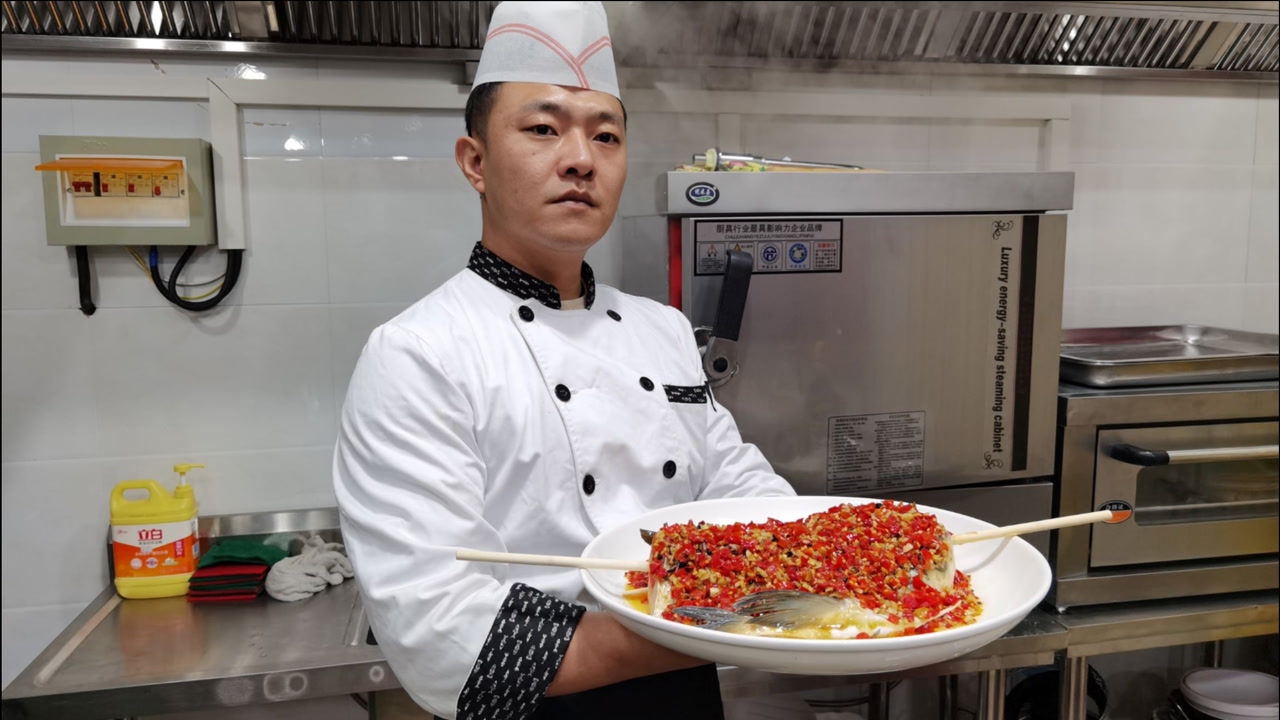 状元哥用花鲢鱼做两吃,鱼头身子剁椒蒸,鱼尾不浪费和豆腐炖汤!
