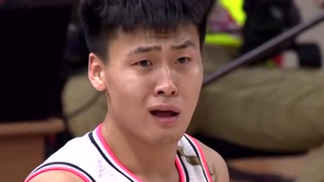 赵睿遭侵犯后向裁判举报对手挥肘了,这委屈的小表情也太逗了