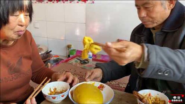 山西晋北农村最爱吃的美食,黍子面蒸黄糕,农村夫妇两人吃美了