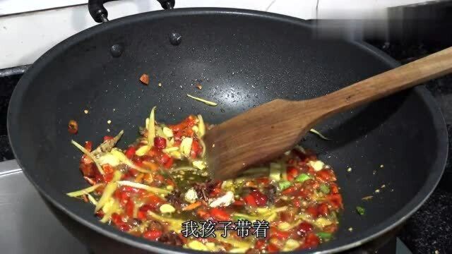 五哥喊去吃饭拉拉家常,两妯娌做饭有说有笑,小伙躲懒吃现成