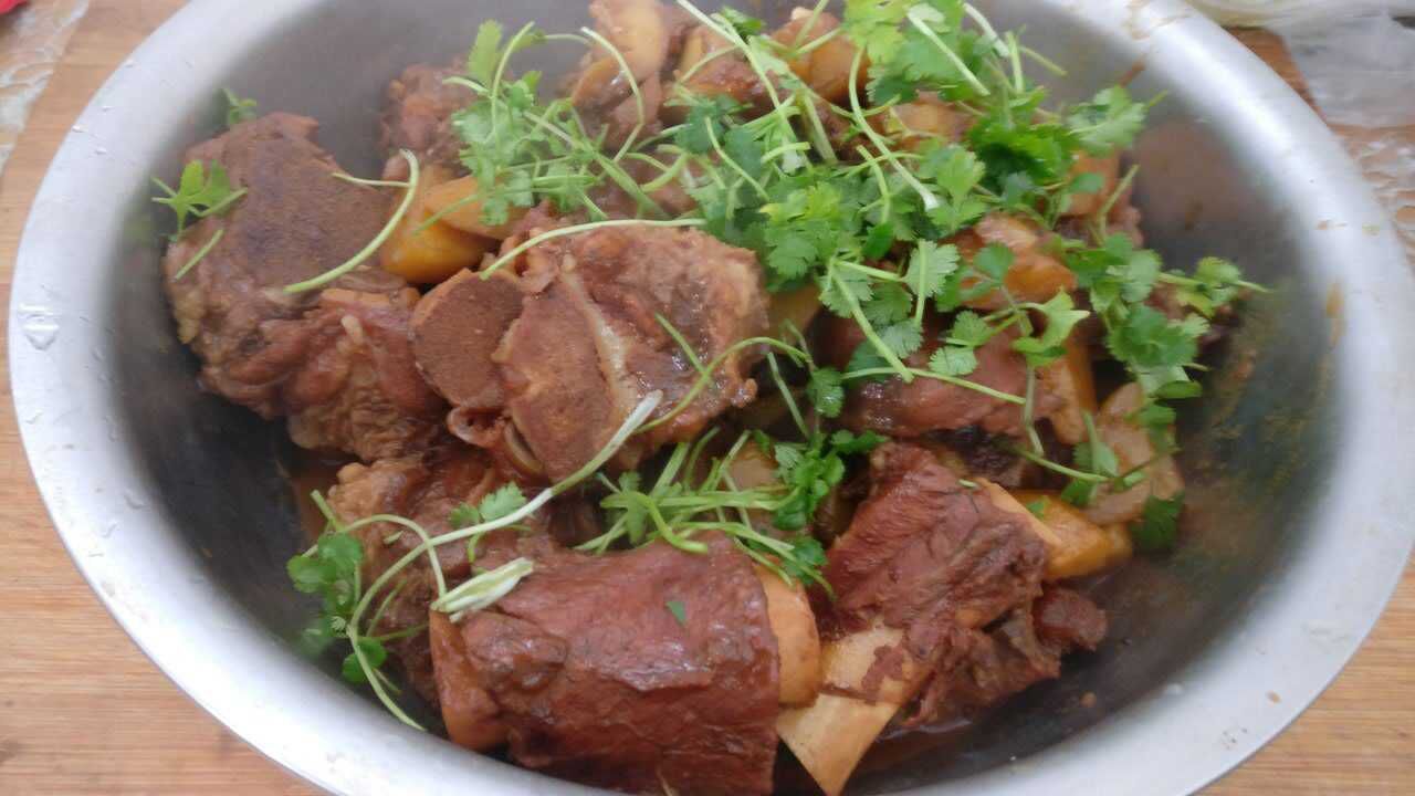 69元买的猪大骨头,用大铁锅炖大骨头,吃起来越啃越香