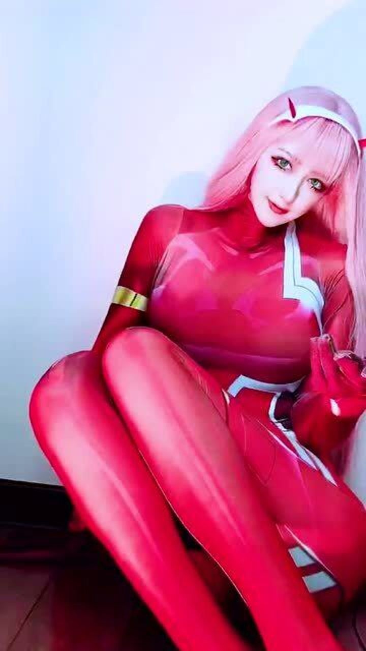 妹子cos国家队02,这粉红的头发,真的太让人心动了