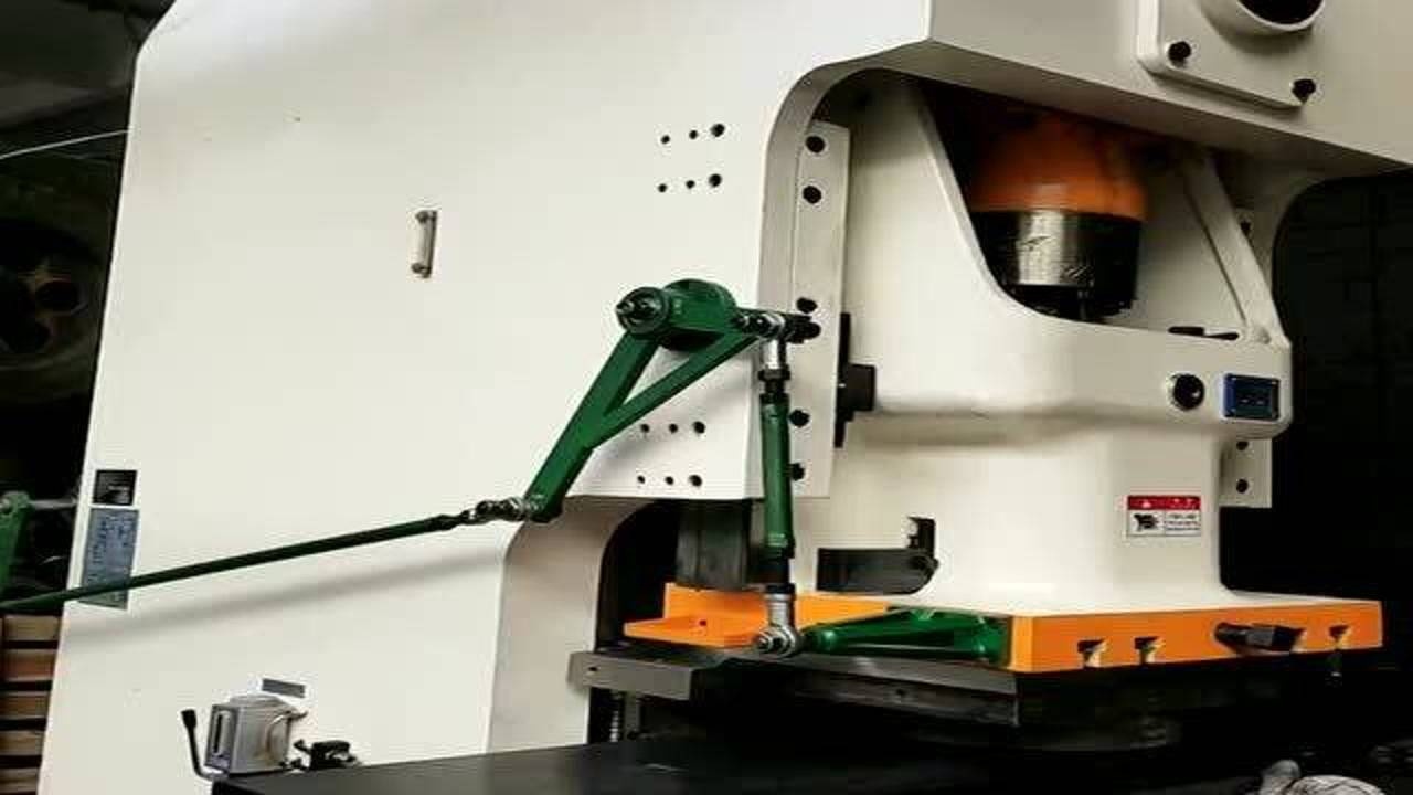 超级重的冲床接料器,安装调试成功,拭目以待它的劳动成果!