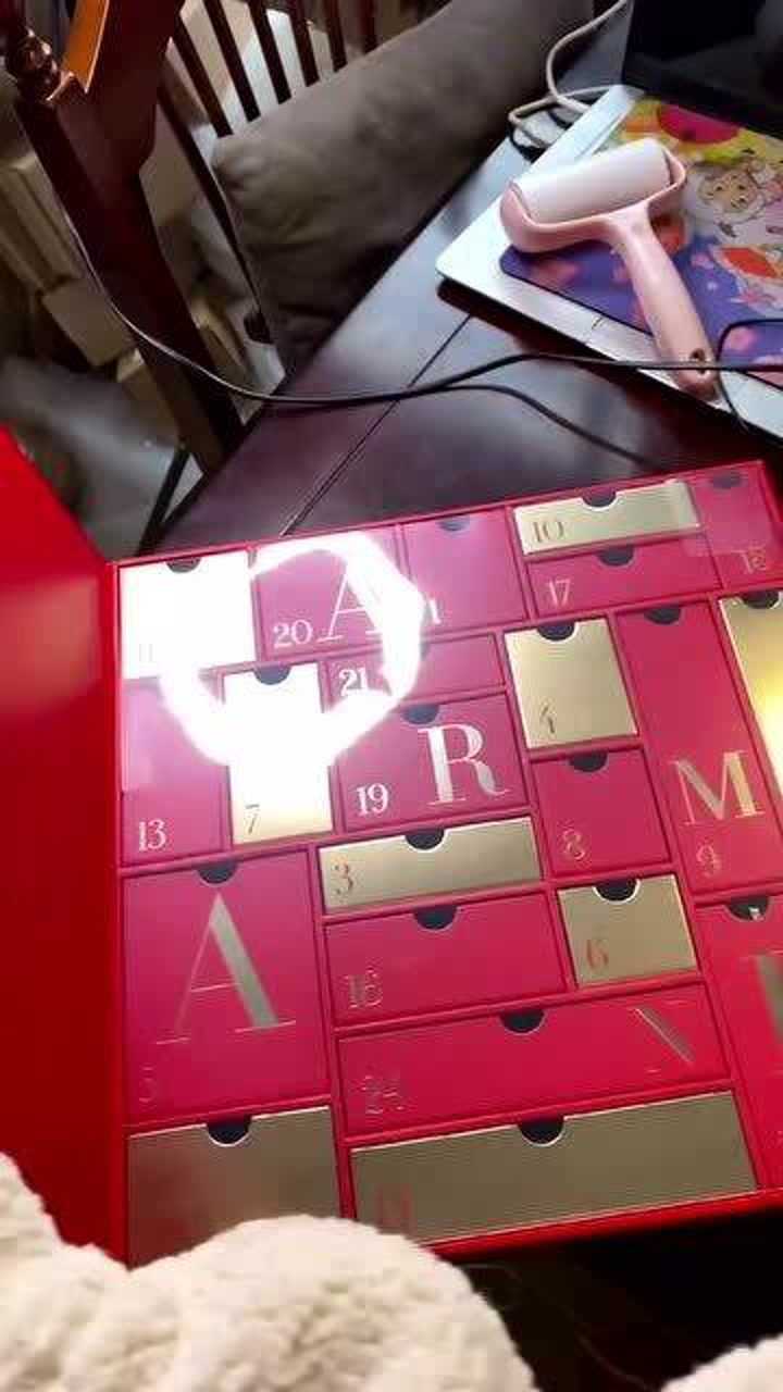 花2800元买了一个阿玛尼盲盒,却拆出这么多小样,感觉自己亏了!