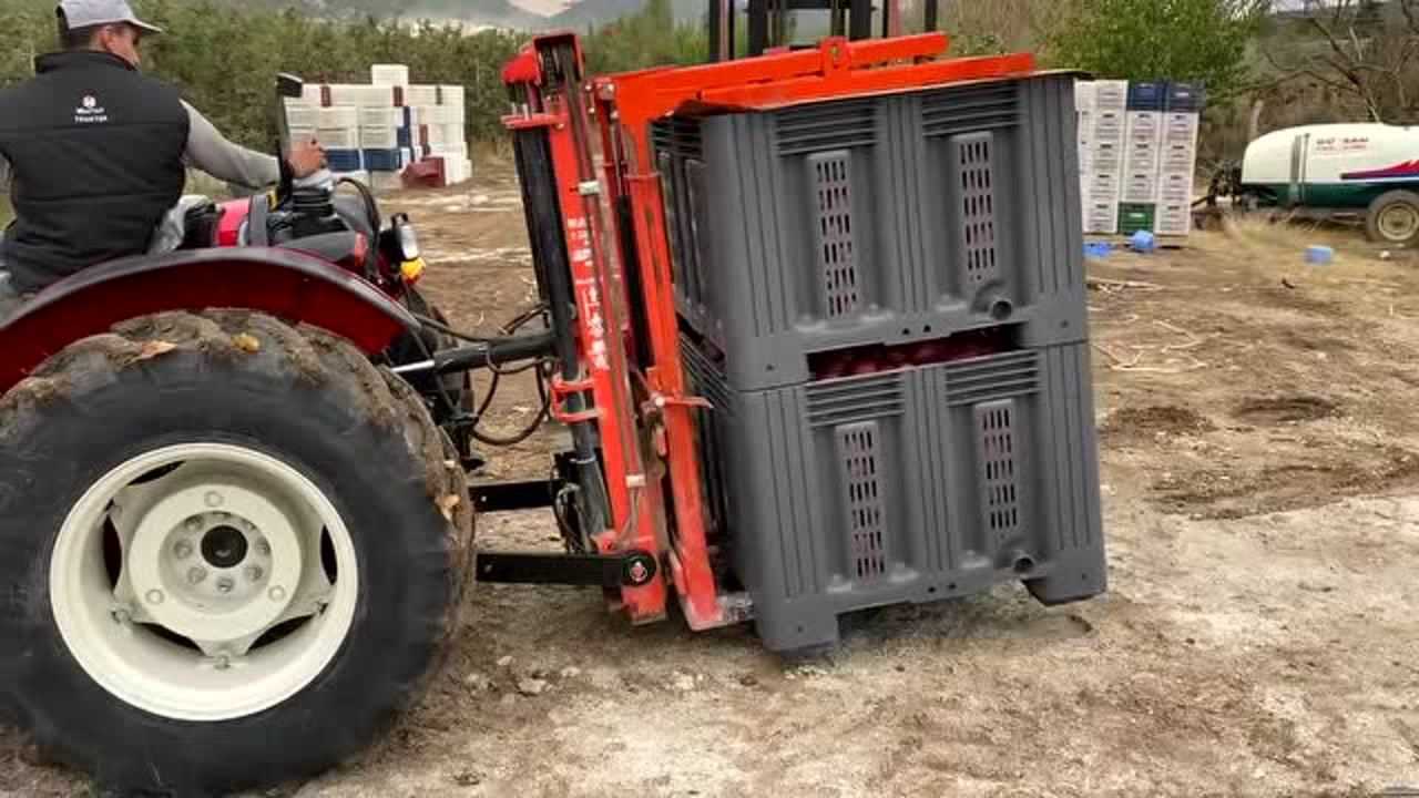 农村小伙将拖拉机改装上后叉车,自家装车真的很实用