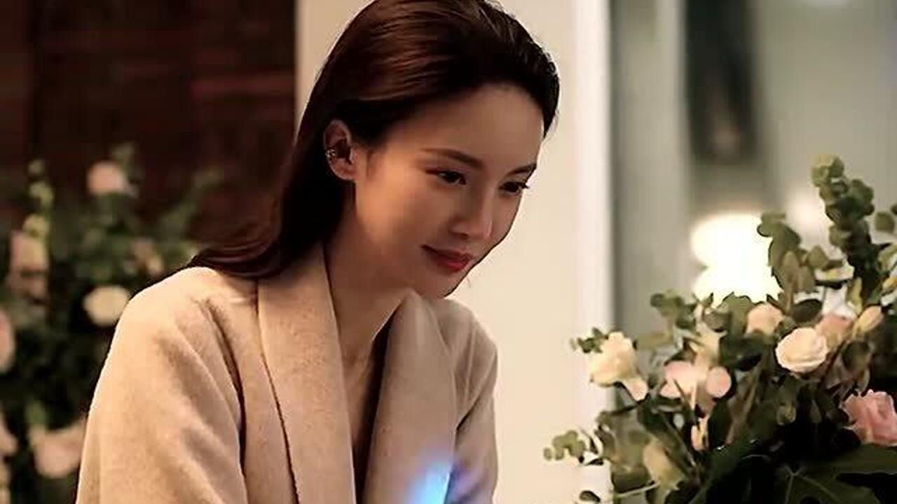 沈思怡想在飞机起飞前拦下他没想到飞机已经起飞转身的那一刻竟看见