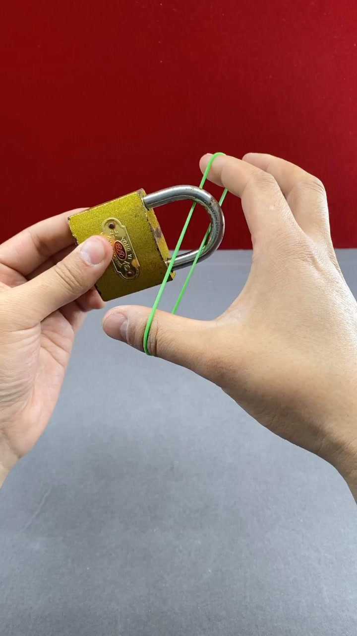 古代街头魔术橡皮筋瞬间穿越铁锁