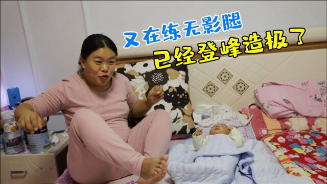 梵梵出生53天,每天晚上勤练“无影腿”,被子三两下就被踢开了