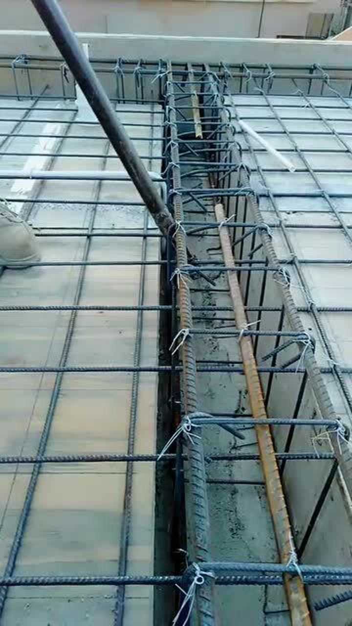 偷工减料,两边的板筋应该伸入梁內规定的锚固长度
