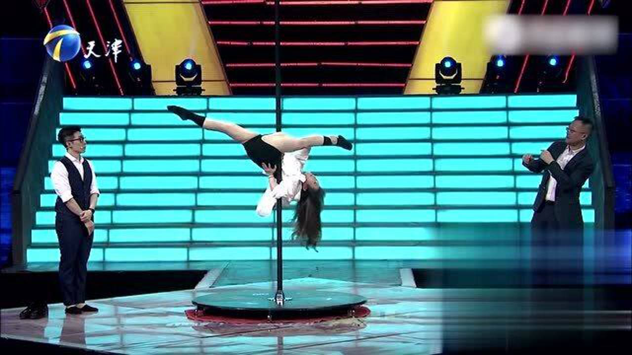 女求职者教企业家做钢管舞最难的动作,动作一出,就跟猴子爬杆一样!