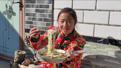 农村媳妇做酸菜汤面条，手端着连喝2瓢，酸爽开胃真过瘾