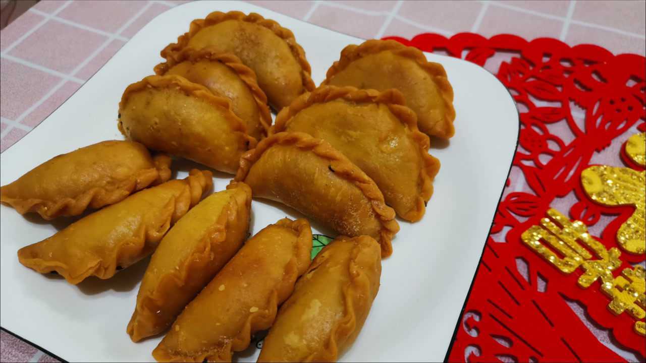 广东人年末开油锅炸角仔,无需猪油,外皮同样酥脆,内里香甜_腾讯视频