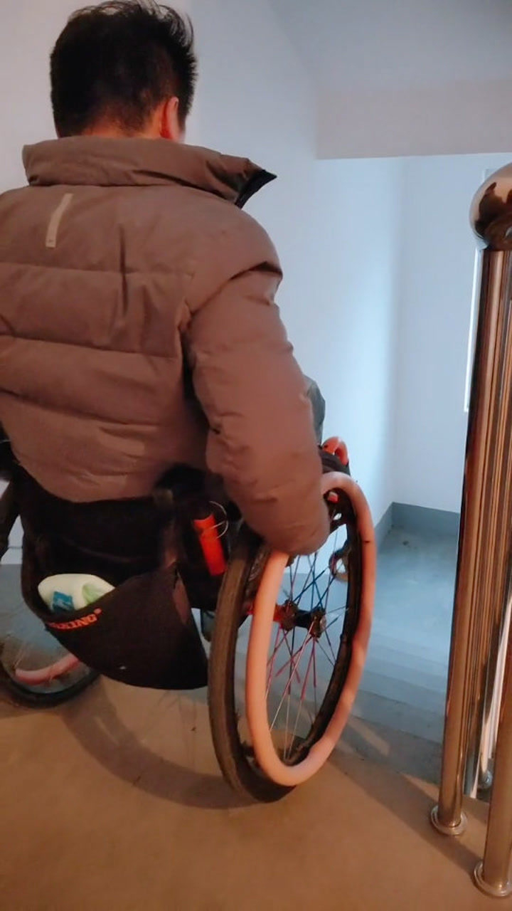 轮椅这么下楼梯你见过吗上下楼梯犹如家常便饭