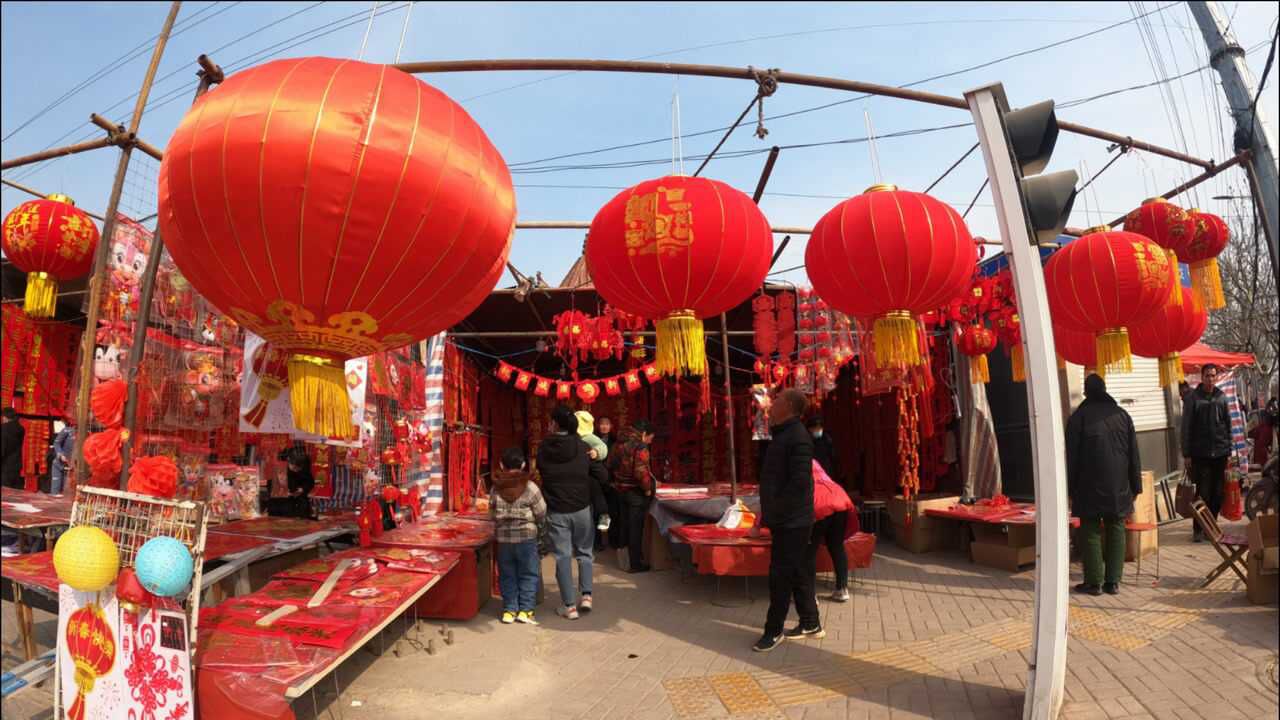 实拍河南新乡县城赶年集大红灯笼高高挂真热闹