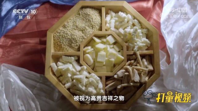 蒙古族以白为尊,乳白色的奶食,被视为高贵吉祥之物