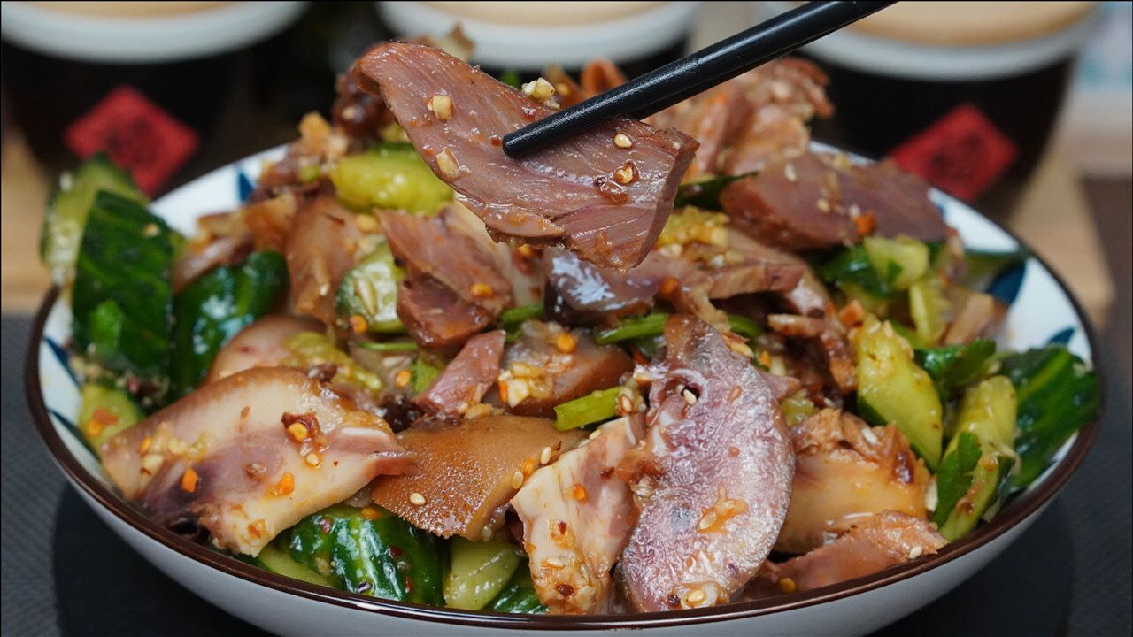 猪头肉拍黄瓜你要是做好喽,再配上点小酒,两口子喝的搂脖抱腰的