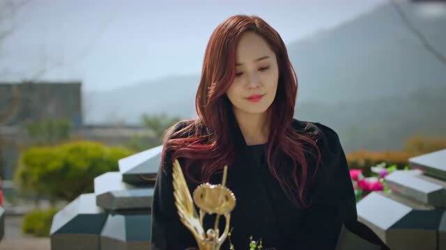 顶楼2吴允熙拿着大奖奖杯来到去世女儿裴露娜的墓碑前