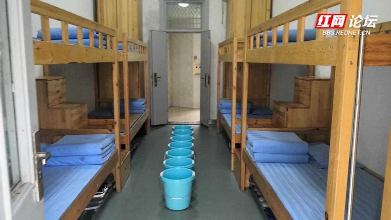画面太舒适 湘潭一中学学生把寝室被子叠成"豆腐块"