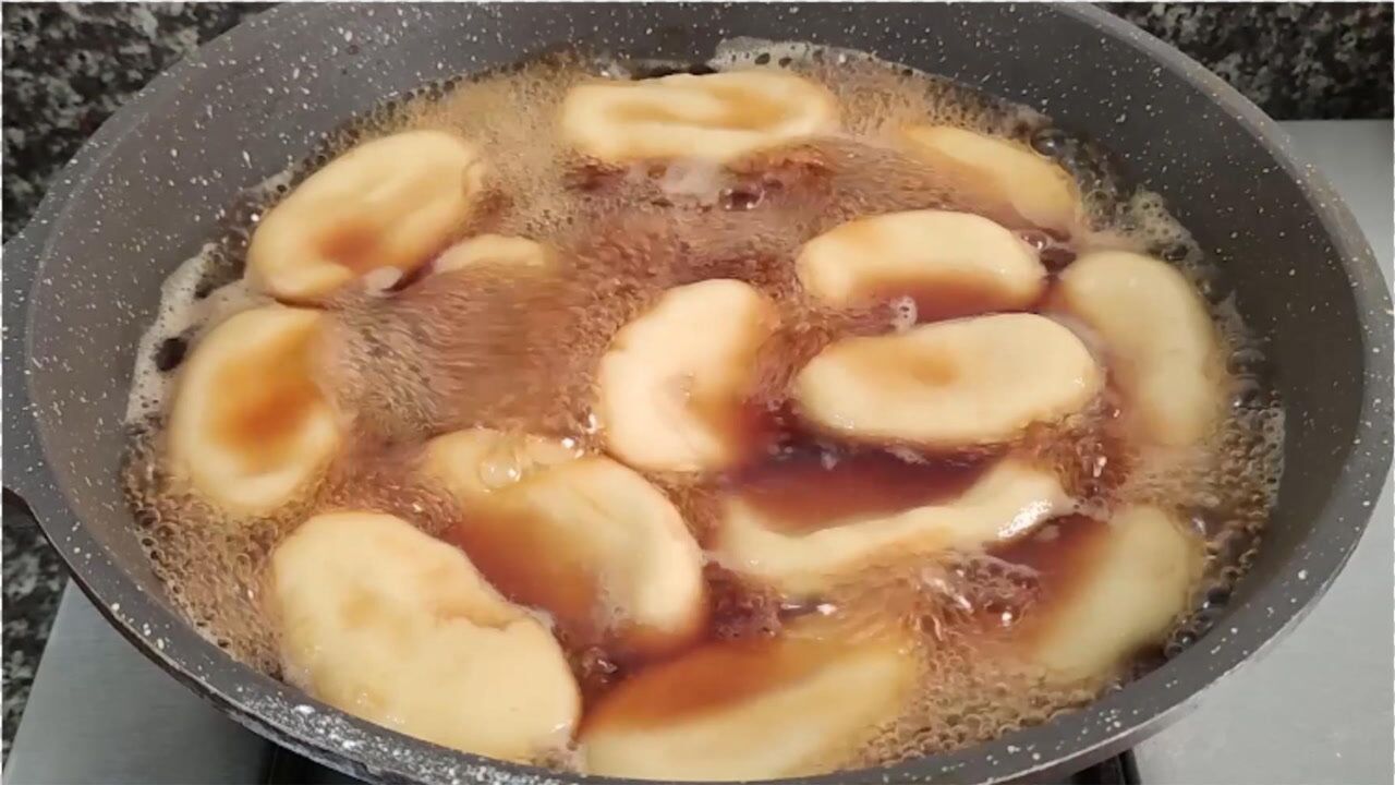 街边小吃,水煮糯米糍粑,做法简单,软糯香甜好吃不腻