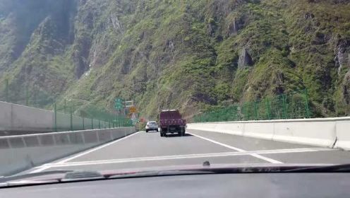 甘孜州泸定高速上13.5公里的二郎山隧道啥样子 太长了