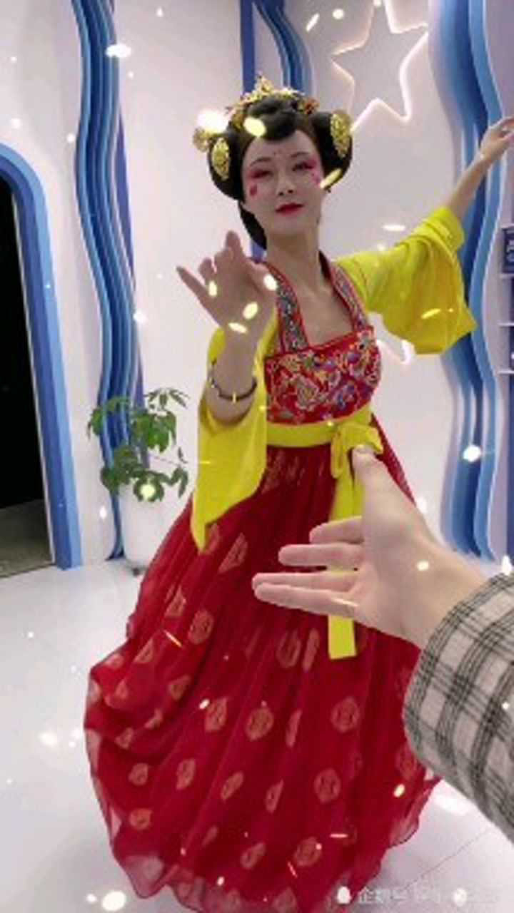 沈梦辰模仿不倒翁女孩