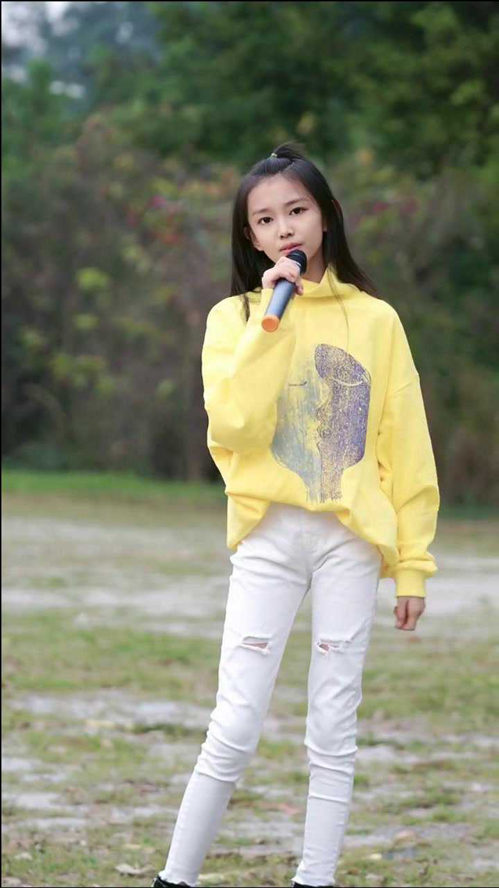 宋小睿翻唱破茧段落从容的表演风格真洒脱未来可期