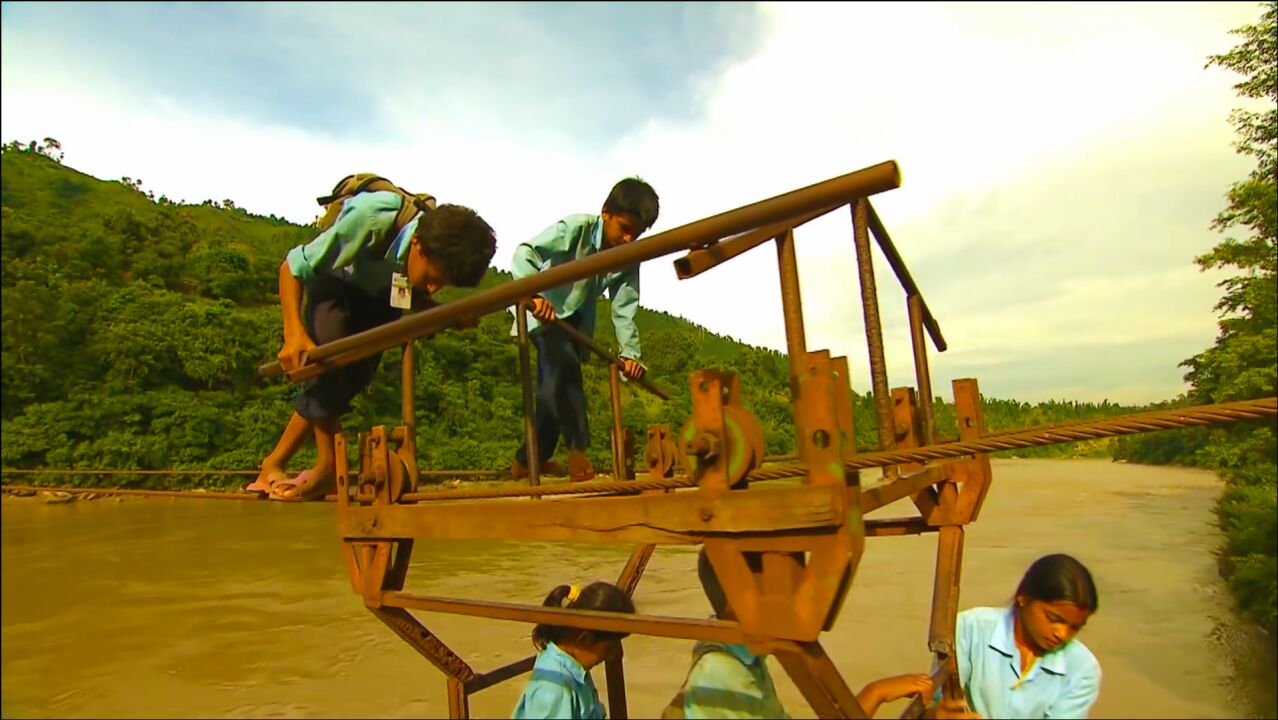 纪录片来自尼泊尔最危险的上学之路必须攀爬急流上方的钢丝索道才能到