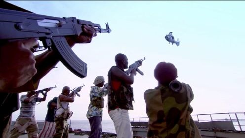 索马里海盗有多猖狂，手持AK47火箭炮对抗中国海军，真实犯罪片